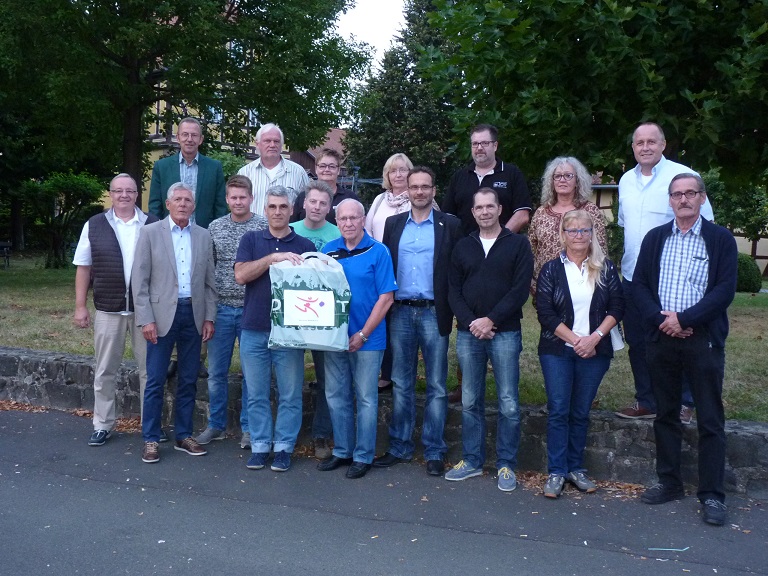 Wetteraukreis und Sportkreis Wetterau statten Vereine mit Notebooks aus