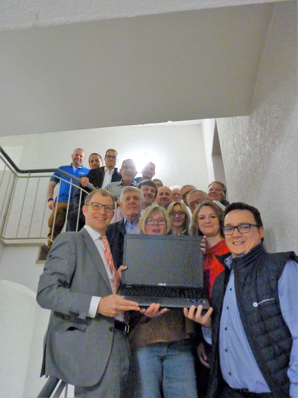 Landrat und Sportkreis verteilen Notebooks