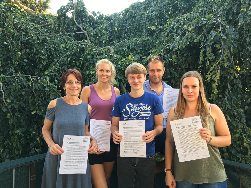 Freizeit-Betreuerteam unterschreibt Verhaltenskodex zum Kindeswohl